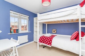 3 bedrooms, WiFi - Modern, bright, 3 bed home w/ garden in stunning Sussex location (HENFIELD)