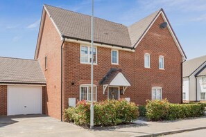 Exterior - Modern, bright, 3 bed home w/ garden in stunning Sussex location (HENFIELD)