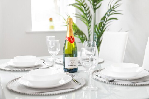 Luxury Two Bedroom Apartment - Parking - Smart TV