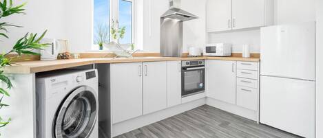 Køleskab, mikrobølgeovn, ovn, kogeplade