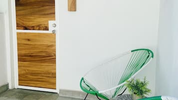 Eenvoudige studio | Woonruimte | Een 50-inch plasmatelevisie met digitale zenders en televisie