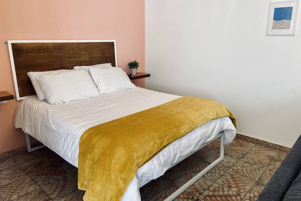 Estudio básico | Espacio para trabajar con un portátil y ropa de cama
