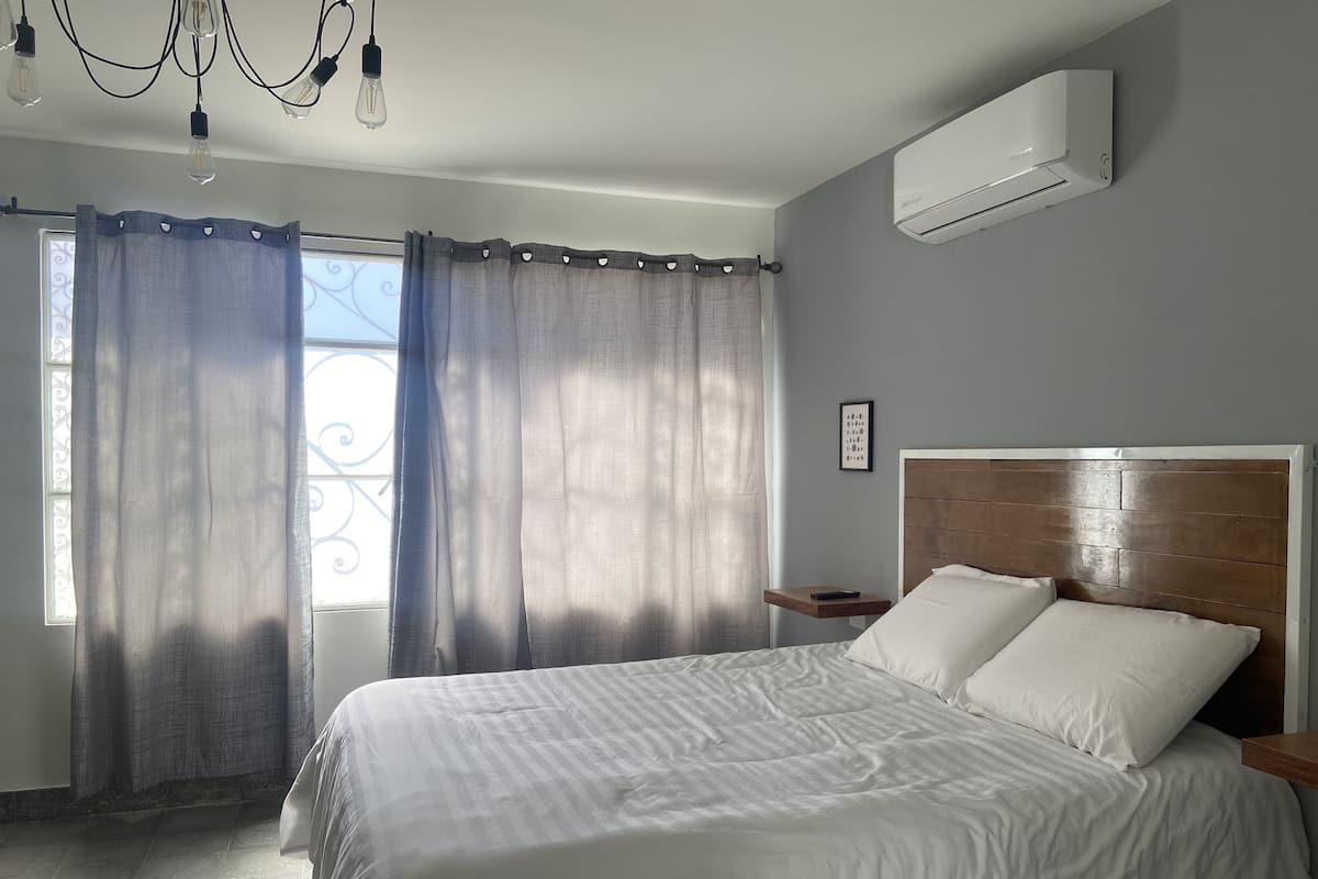 Estudio básico | Espacio para trabajar con un portátil y ropa de cama