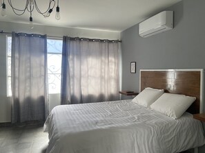 Laptop workspace, bed sheets - Pelicanos Apartments (La Paz)
