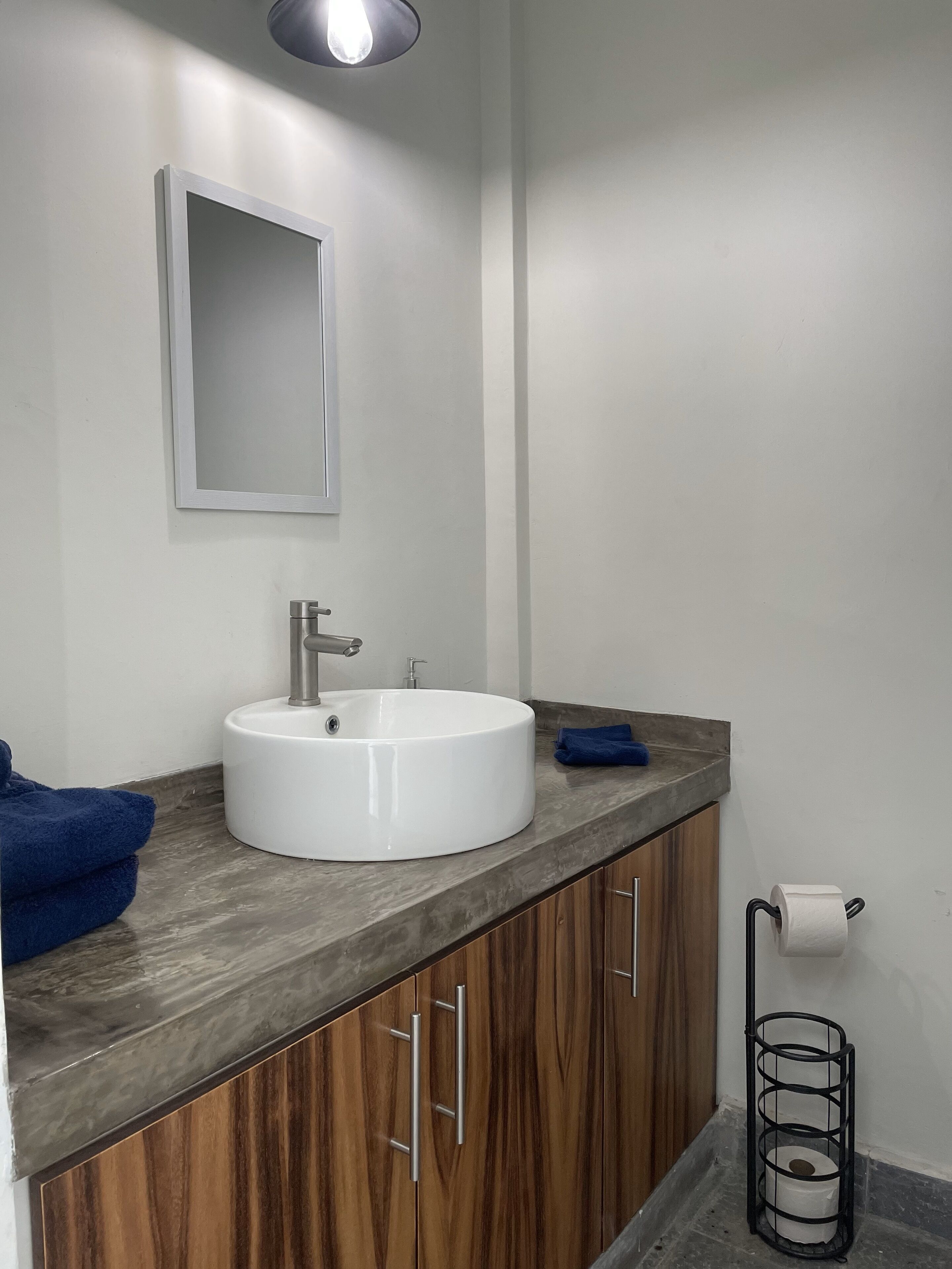 Estudio básico | Baño | Regadera, secadora de cabello, toallas, jabón 