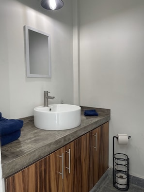 Basic Studio | Bathroom