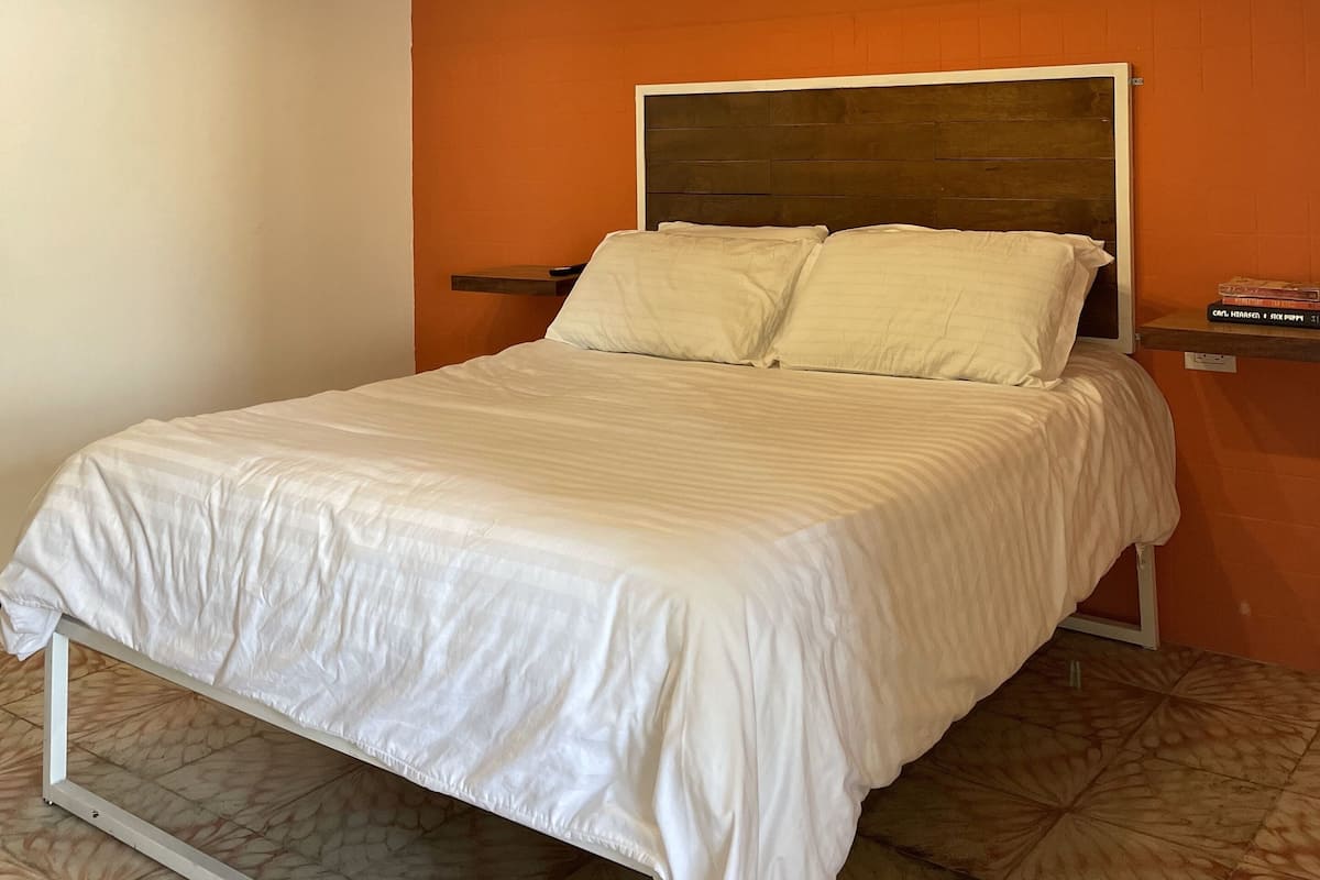 Estudio básico | Espacio para trabajar con un portátil y ropa de cama