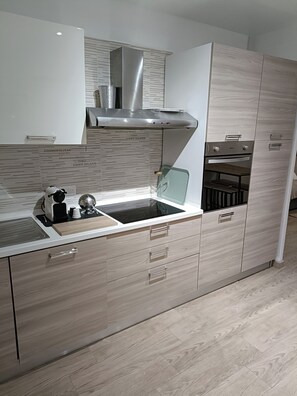 Een koelkast, een microgolfoven, een oven, een kookplaat