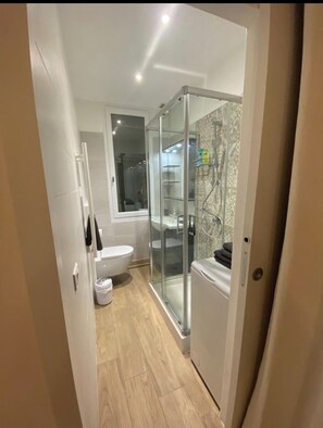 Dusche, Haartrockner, Handtücher, Seife