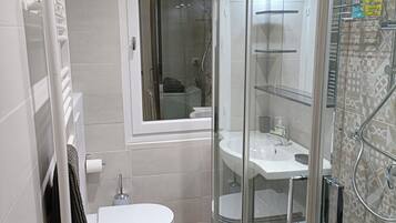 Doccia, asciugacapelli, asciugamani, sapone