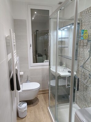Een douche, een haardroger, handdoeken, zeep