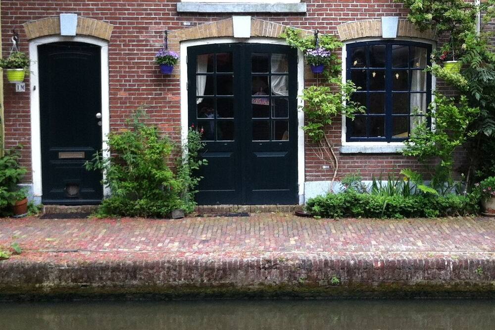 Historic Wharf apartment on the canal in the city center