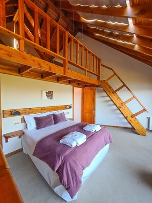 ห้องคอมฟอร์ทสำหรับสี่ท่าน, ระเบียง, วิวทะเลสาบ | ผ้านวมขนเป็ด, เตียง Select Comfort, ตู้นิรภัยในห้องพัก