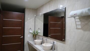 Secador de cabelo, toalhas de banho, sabonete, shampoo