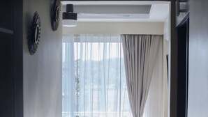 A bedroom with a bed, curtains, and a view of the outdoors. - Ivissa Hotel  (Pinotepa Nacional)