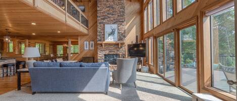 Een televisie, een open haard en tafelvoetbal