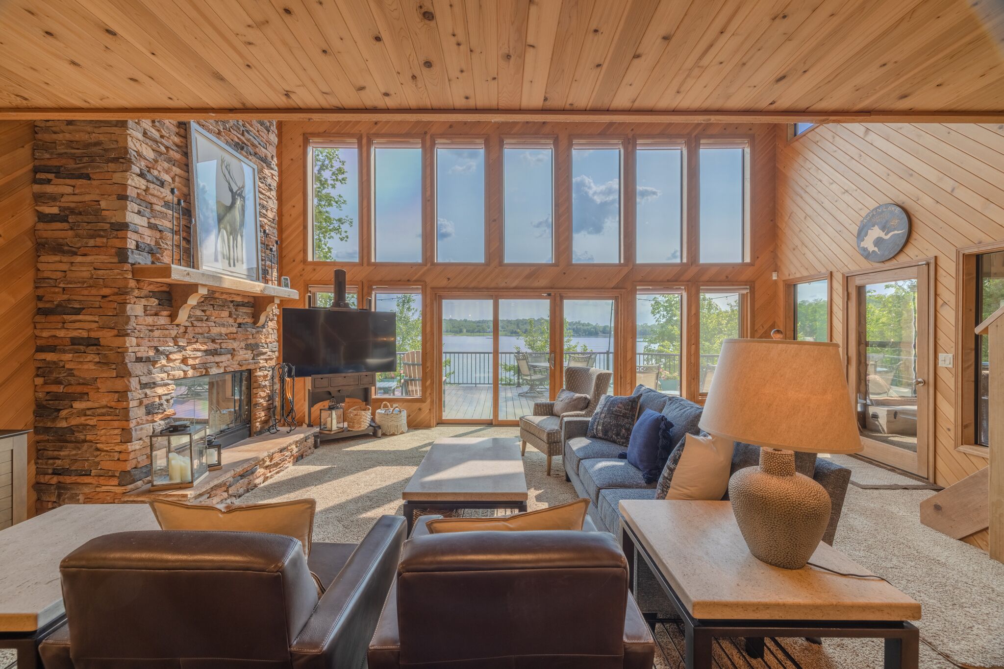 Televisie, een open haard en tafelvoetbal