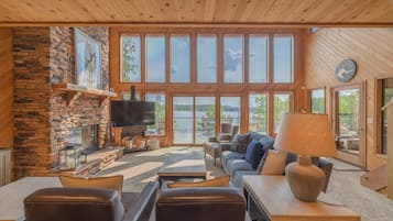 Télévision, cheminée, baby-foot