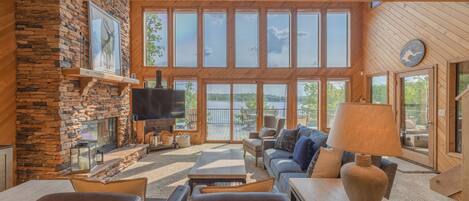 Télévision, cheminée, baby-foot