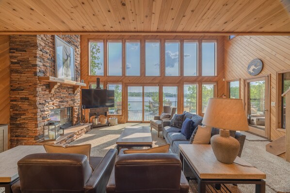 Télévision, cheminée, baby-foot