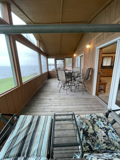 Lake Facing 3 bedroom Cabin near amazing UP destinations