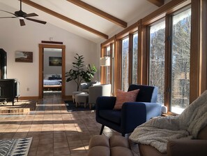 3 habitaciones, escritorio y tabla de planchar con plancha 