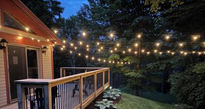 Trailside! Bike In Bike Out, Steps to Town. Outdoor shower, fire pit, & more.