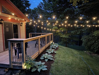 Trailside! Bike In Bike Out, Steps to Town. Outdoor shower, fire pit, & more. 