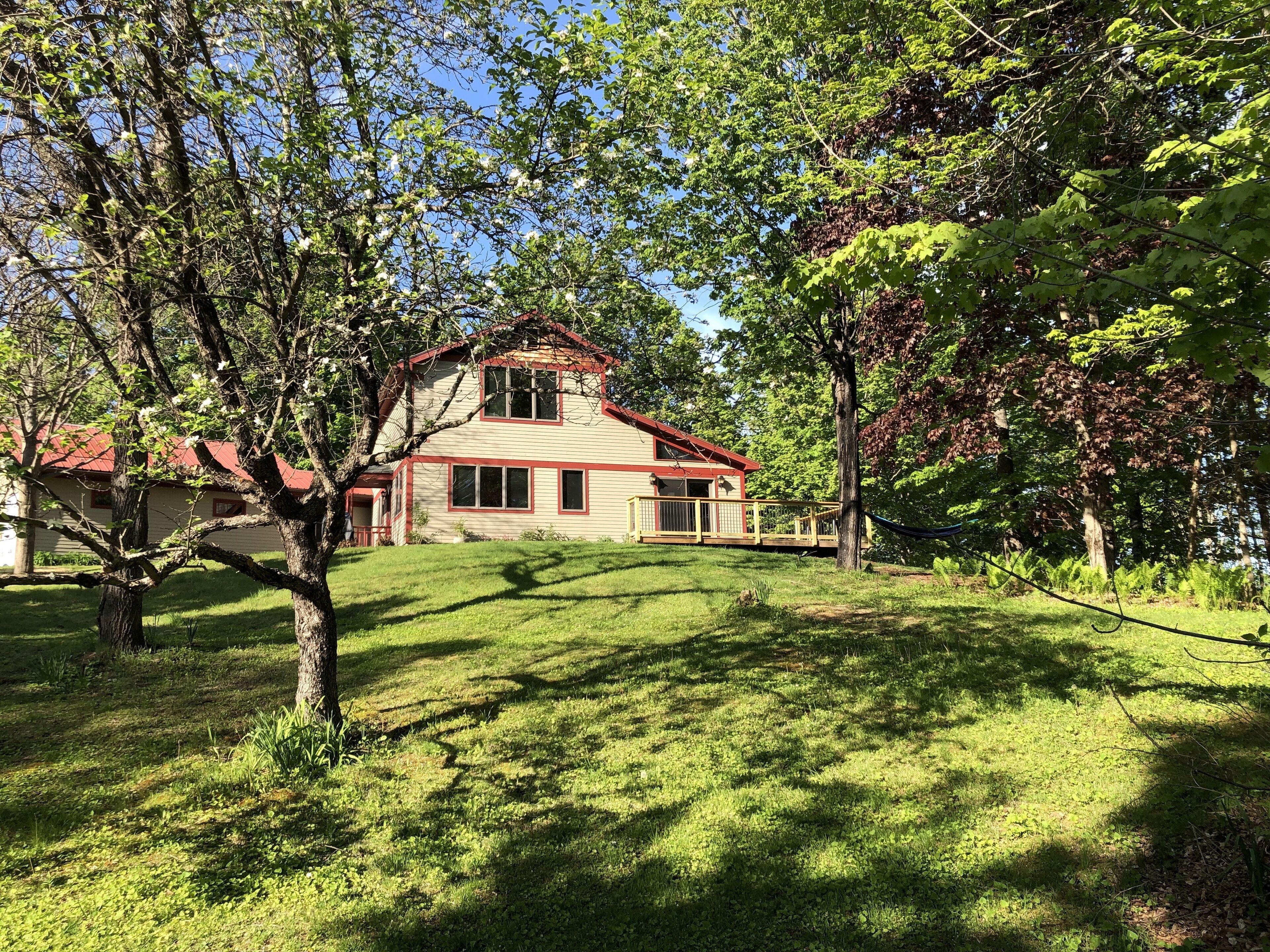 Trailside! Bike In Bike Out, Steps to Town. Outdoor shower, fire pit, & more. 