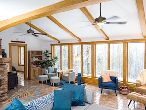 Smart TV, tenis de mesa, libros y estéreo