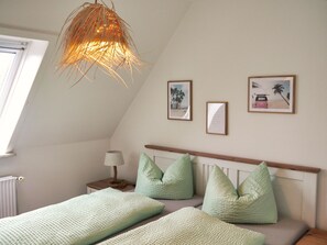 2 bedrooms, travel crib, free WiFi, bed sheets