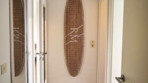 A hallway with a textured wall panel and a door with a metallic handle. - Schöne 3 Zi. Whg im Surflook in der Nähe der Familienlagune (Büsum)