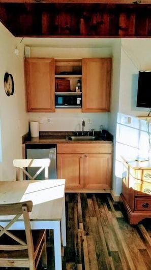 Cookware/dishes/utensils