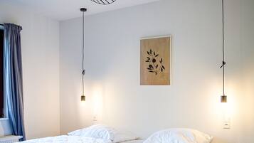 7 Schlafzimmer, Zimmersafe, Schreibtisch, Bügeleisen/Bügelbrett