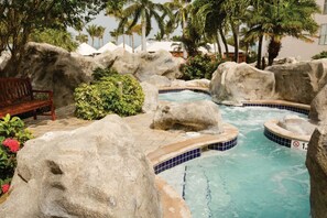 Alberca al aire libre y alberca climatizada