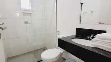Executive Single Room, 1 Bedroom, Ensuite, Ground Floor | Bathroom | Shower, towels, soap, shampoo