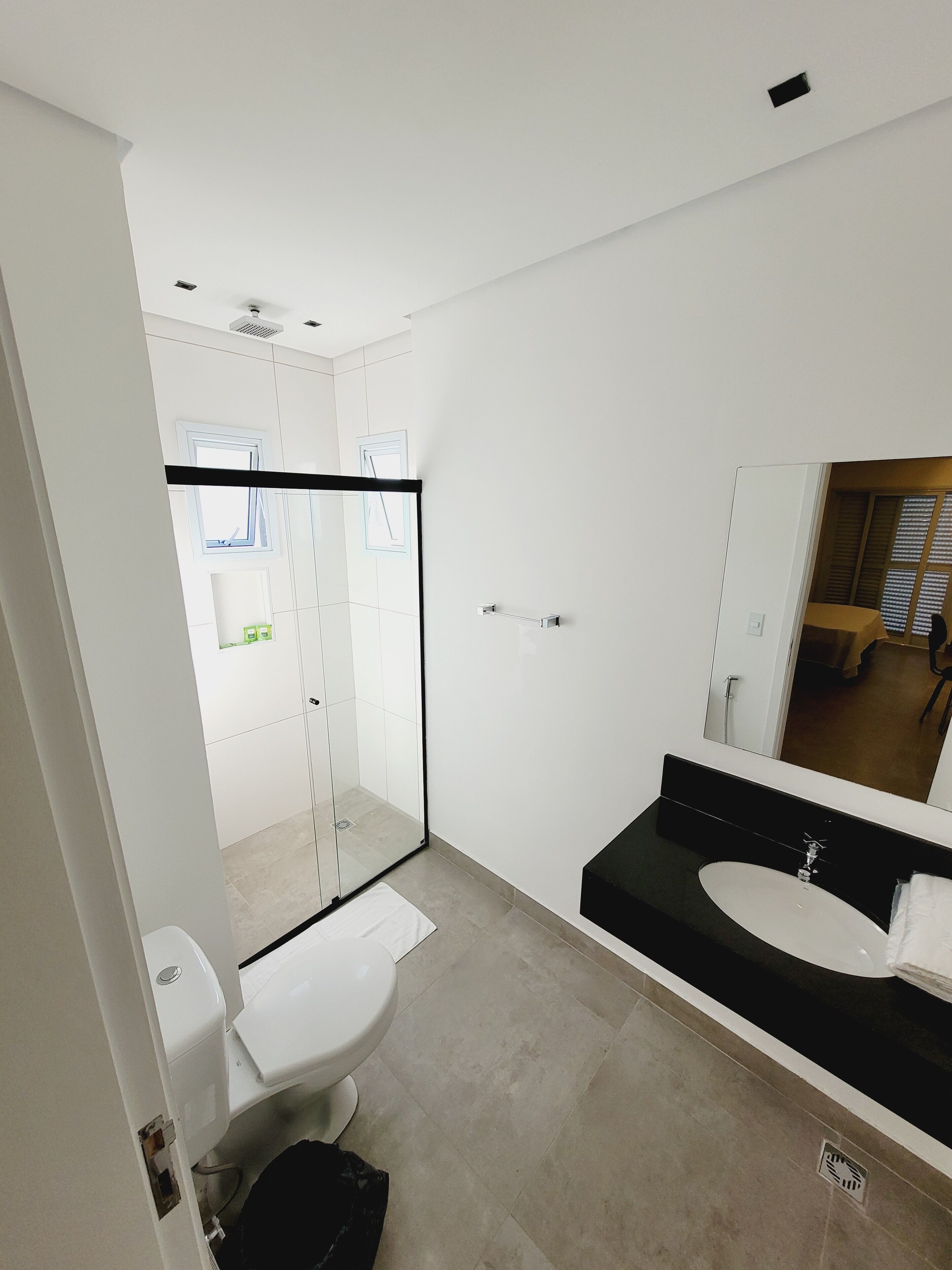 Suite Studio Familiale | Salle de bain | Douche, serviettes fournies, savon, shampoing