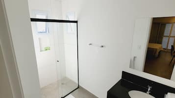 Family Studio Suite | Bathroom | Shower, towels, soap, shampoo