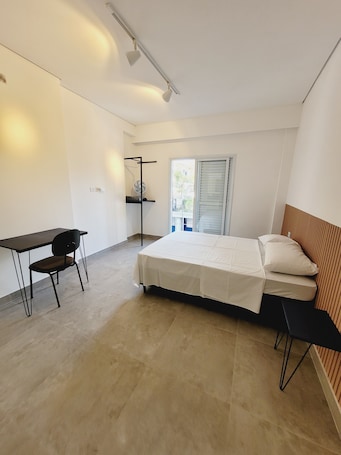Family Studio Suite | Desk, laptop workspace, free WiFi, bed sheets