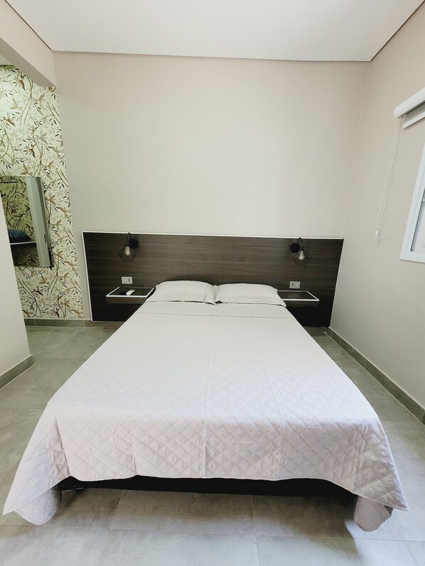 Schreibtisch, laptopgeeigneter Arbeitsplatz, kostenloses WLAN