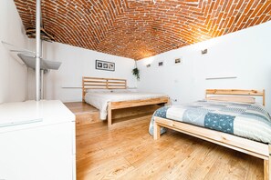 1 habitación, tabla de planchar con plancha, wifi gratis y ropa de cama