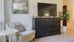 Smart-TV, peis, DVD-spiller og filmbibliotek