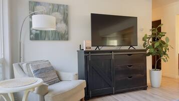 TV connectée, cheminée, lecteur de DVD, vidéothèque