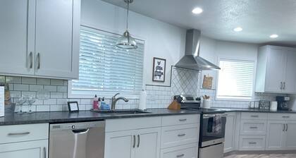 Capital House- Private Getaway with POOL!