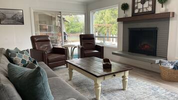 TV connectée, cheminée, lecteur de DVD, vidéothèque