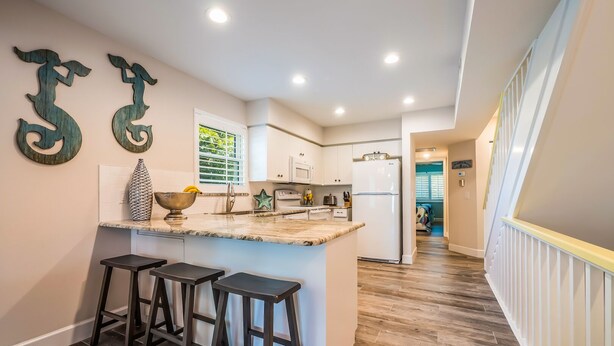 Private kitchen - Beauty & The Beach: 1.5 Blocks to Beach! Pool & Spa by Anna Maria Life Vacation Rentals (Holmes Beach)
