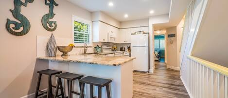 Refrigerador, microondas, horno, placa de cocina