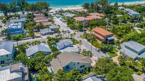 Exterior - Beauty & The Beach: 1.5 Blocks to Beach! Pool & Spa by Anna Maria Life Vacation Rentals (Holmes Beach)