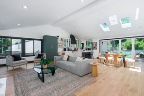 Smart TV, caminetto, libri, impianto stereo