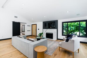 Smart TV, caminetto, libri, impianto stereo